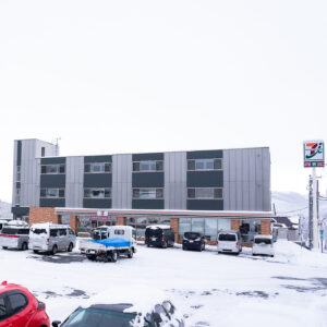 セブンイレブンニセコ店の広い駐車場 The spacious parking lot of the Seven-Eleven Niseko store